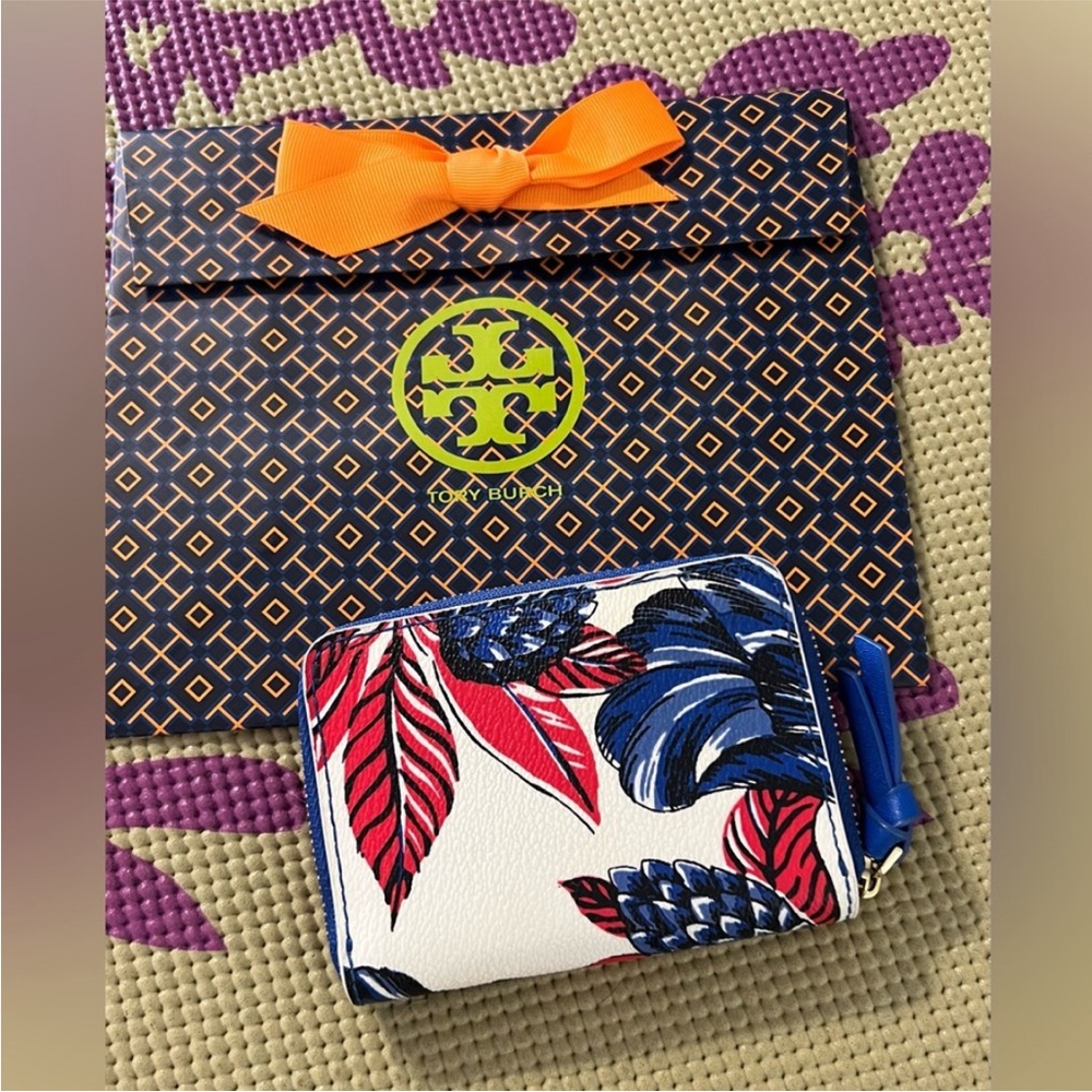 TORY BURCH ๐ธ FLOWER WALLET. - Picture 2 of 5